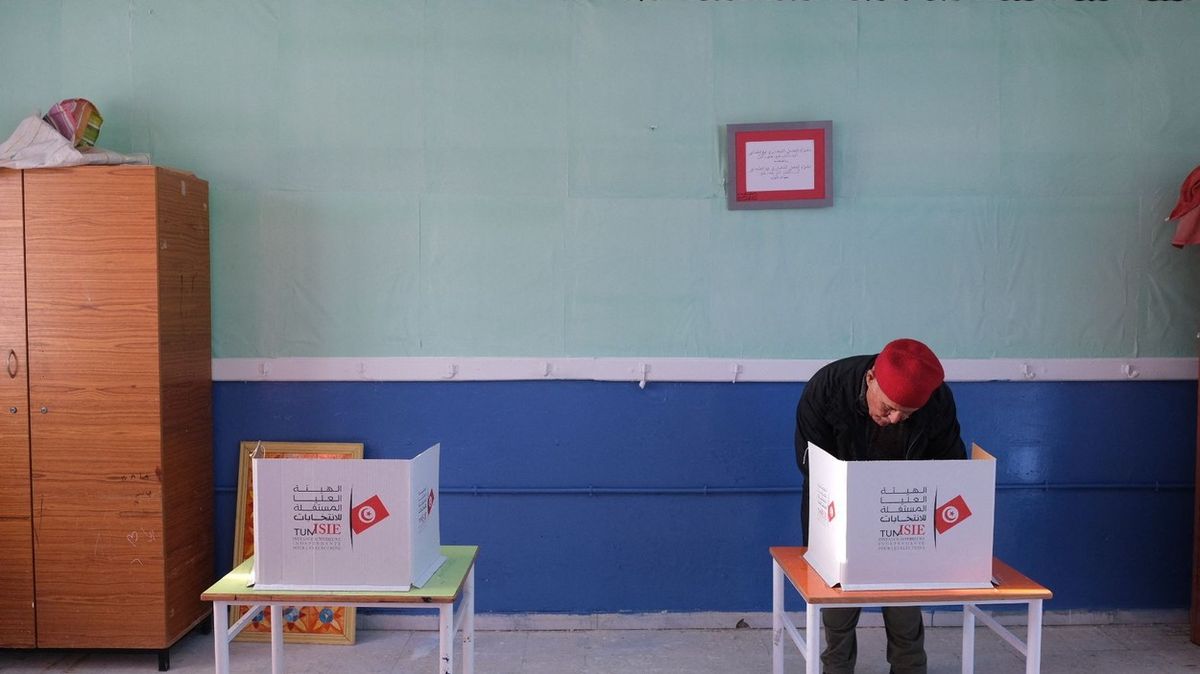 Tunisané volili. Lidí přišlo málo, opozice mluví o vládě jednoho muže